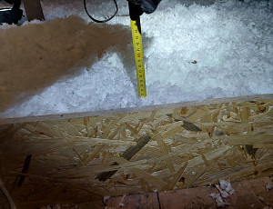 Zateplení stropu rodinného domu pomocí foukané izolace